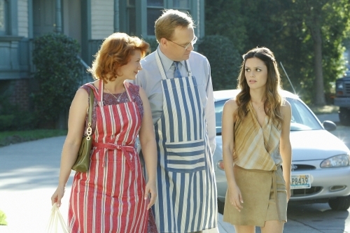 Beverly Mayfair (Kerry O'Malley), Peter Mayfair (Peter MacKenzie) & Zoe (Rachel Bilson)