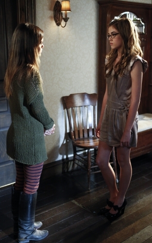 Zoe (Rachel Bilson) & Rose (McKaley Miller)