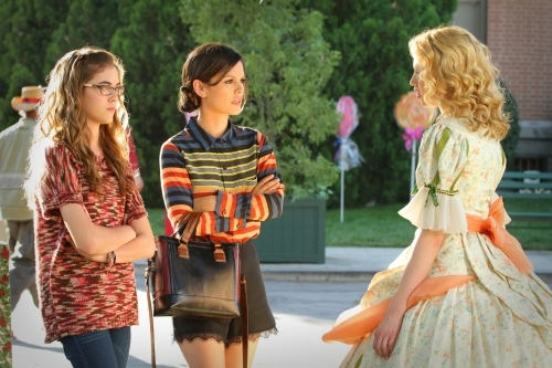 Rose (McKaley Miller), Zoe (Rachel Bilson) & Magnolia (Claudia Lee)