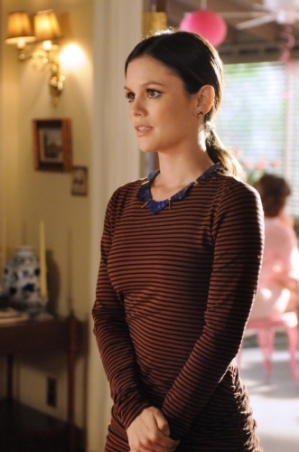 Zoe Hart (Rachel Bilson)